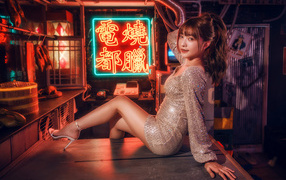 Девушка азиатка в блестящем платье в клубе