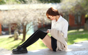 Девушка азиатка в черных чулках