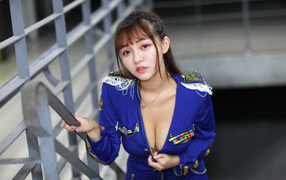 Девушка азиатка в форме стоит на ступеньках