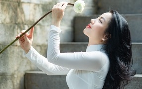 Красивая девушка азиатка с цветком лотоса 