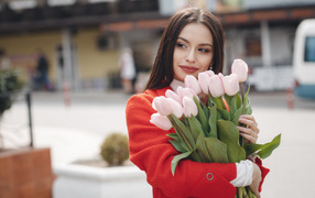 Красивая брюнетка с букетом розовых тюльпанов
