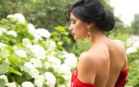 Красивая девушка у белых цветов гортензии
