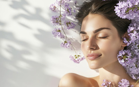 Красивая девушка с закрытыми глазами в цветах сирени