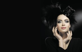 Красивая девушка с прической на черном фоне