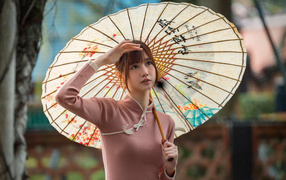 Милая азиатка с зонтом