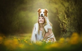 Милая девушка с собакой на голове