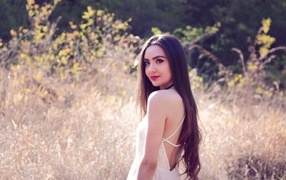 Милая длинноволосая девушка на поле 