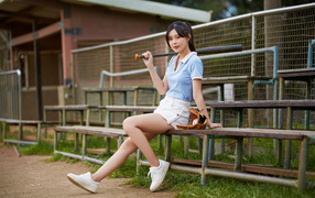 Девушка спортсменка с бейсбольной битой 