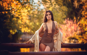 Девушка в платье в осеннем парке