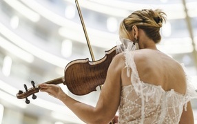 Девушка со скрипкой в руках вид со спины