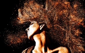 Девушка с блестками в волосах на черном фоне