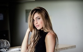 Зеленоглазая девушка в черном