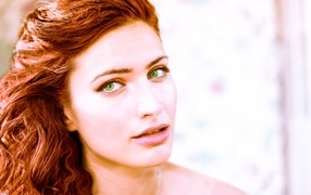 Зеленоглазая рыжеволосая девушка крупным планом