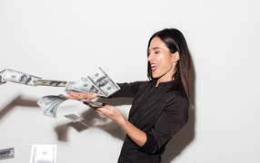 Счастливая девушка разбрасывает доллары 