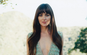 Длинноволосая шатенка актриса Дакота Джонсон крупным планом