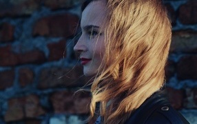 Красивая девушка в лучах солнца вид сбоку