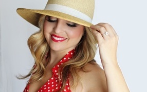 Улыбающаяся девушка в шляпе