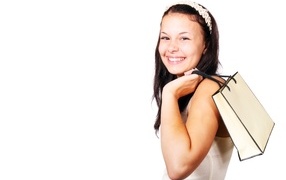 Улыбающаяся девушка с пакетом на белом фоне