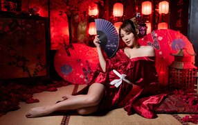 Эффектная девушка азиатка с веером в комнате