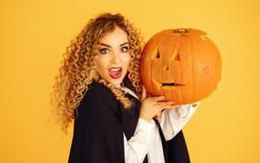 Удивленная девушка с тыквой на Хэллоуин