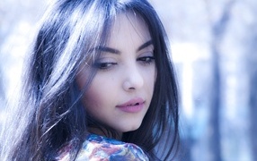 Нежная кареглазая девушка с черными волосами