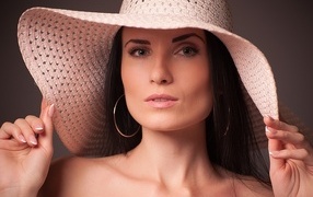 Женщина в большой розовой шляпе