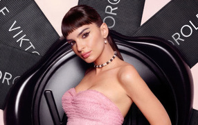 Красивая девушка модель Эмили Ратаковски в розовом наряде