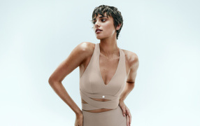 Милая модель Тейлор Хилл с короткой стрижкой