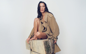 Модель Белла Хадид в пальто на сером фоне