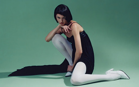 Модель Кэндис Свейнпол с короткими черными волосами