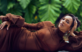 Модель Лаис Рибейро в коричневом платье лежит на полу