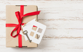 Подарок с ключом от квартиры на столе