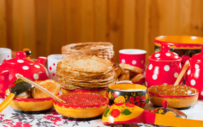 Красная икра, блины и оладьи угощения на праздник Масленица