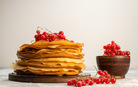 Сладкие тонкие блины с красной смородиной на Масленицу