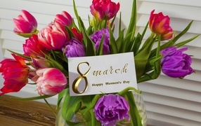 Букет красивых тюльпанов с открыткой на 8 марта