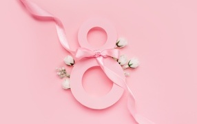 Цветы и цифра восемь с лентой на розовом фоне