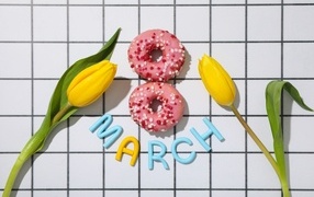 Два пончика с желтыми тюльпанами на 8 марта