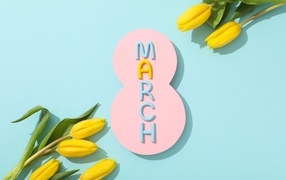 Желтые тюльпаны на голубом фоне на праздник 8 марта