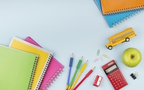 Канцелярские предметы на голубом фоне