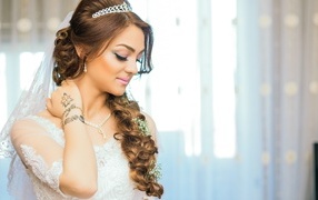 Красивая девушка невеста в свадебном платье