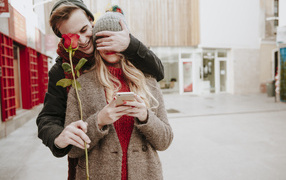 Влюбленный парень дарит девушке красную розу