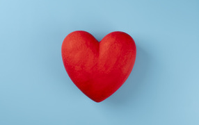 Большое красное сердце на голубом фоне