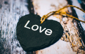 Черное каменное сердце на нитке 