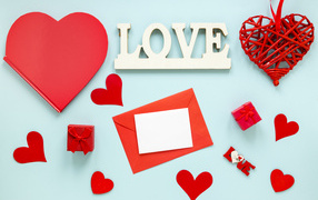 Голубой фон с красными сердцами и надписью любовь