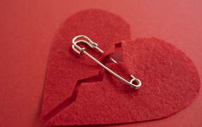 Разбитое сердце скрепили английской булавкой