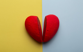 Разбитое красное сердце