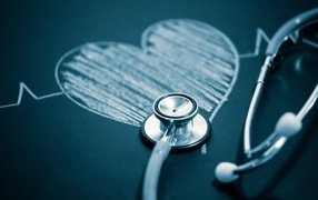 Нарисованное мелом сердце со стетоскопом