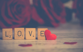 Кубики с надписью любовь и маленьким красным сердцем