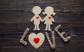 Вырезанные из ткани изображение мальчика и девочки и надписью Love