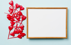 Рамка и красные сердечки на голубом фоне, шаблон открытки